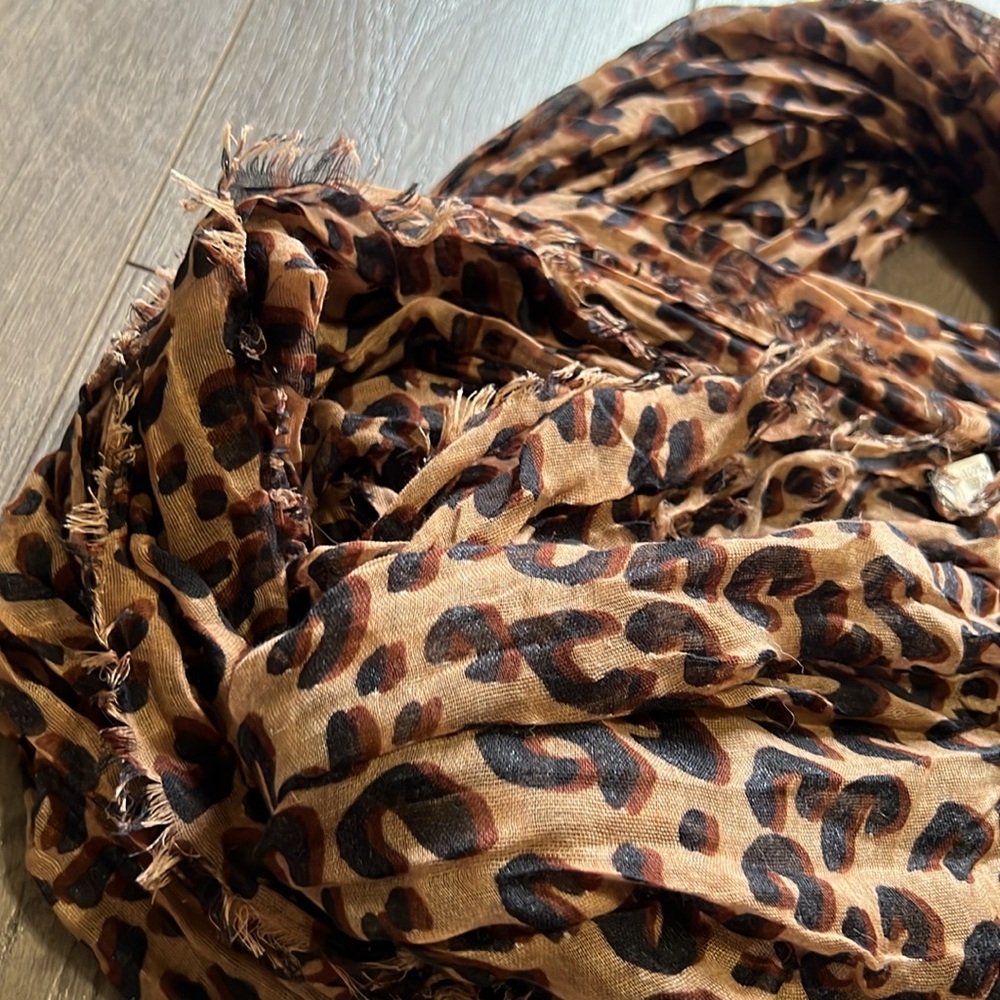30x68in Lightweight Cheetah Print Scarf/Wrap - Picture 4 of 5